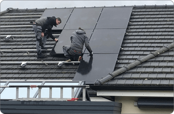 Techniciens posant des panneaux solaires en toiture
